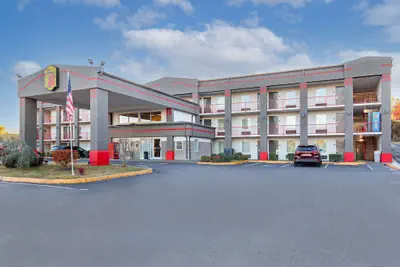 Photo 2 - Super 8 by Wyndham Kingsport