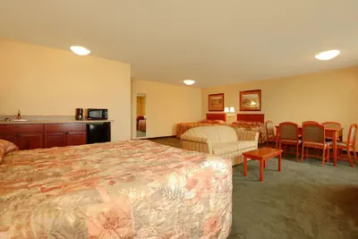 Photo 4 - Econo Lodge Inn & Suites Kearney South