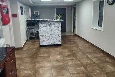 Photo 2 - Airport Inn Flint
