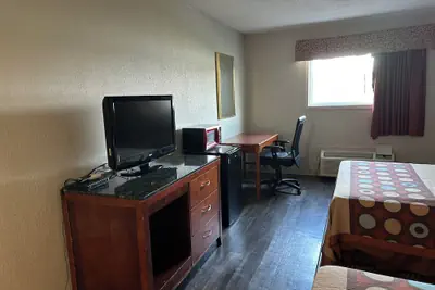 Photo 4 - Airport Inn Flint