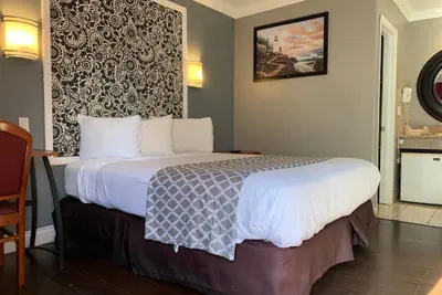 Photo 4 - Uptown Inn