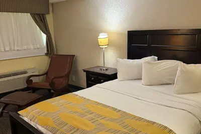 Photo 2 - Marvin's Garden Inn