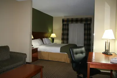 Photo 4 - Holiday Inn Express & Suites - Greenwood by IHG