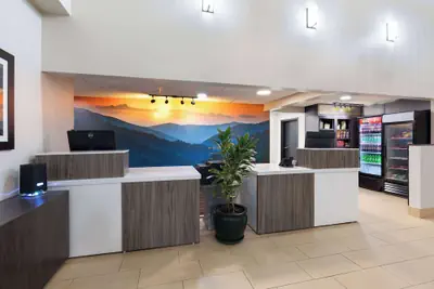 Photo 4 - La Quinta Inn & Suites by Wyndham Sevierville / Kodak