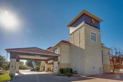 Photo 2 - La Quinta Inn & Suites by Wyndham Granbury