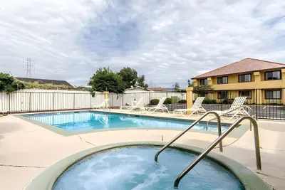 Photo 2 - Quality Inn And Suites Gilroy