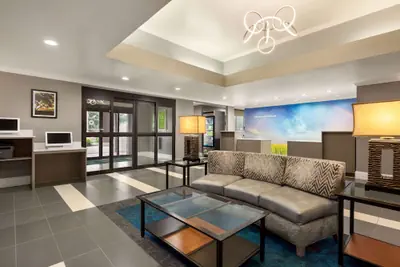 Photo 3 - La Quinta Inn & Suites by Wyndham Dublin