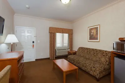 Photo 5 - Howard Johnson Hotel & Suites by Wyndham Pico Rivera