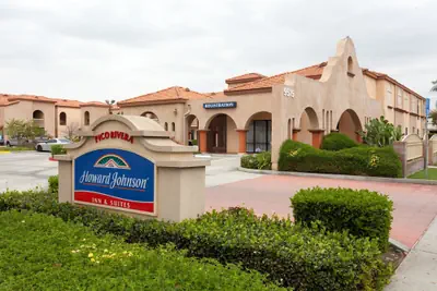 Photo 2 - Howard Johnson Hotel & Suites by Wyndham Pico Rivera
