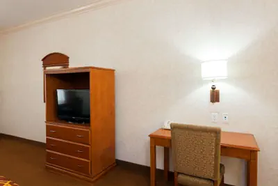 Photo 4 - Howard Johnson Hotel & Suites by Wyndham Pico Rivera