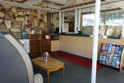 Photo 3 - Stardust Motel Azusa