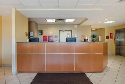 Photo 5 - Econo Lodge Inn & Suites Des Moines Fairgrounds Area