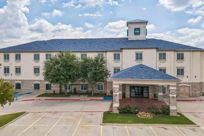 Photo 2 - Clarion Inn & Suites Weatherford South