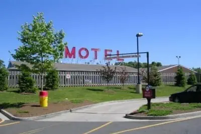 Photo 2 - Mayflower Motel Milford