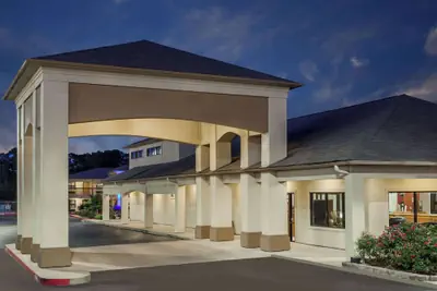 Photo 2 - Days Inn & Suites by Wyndham Huntsville