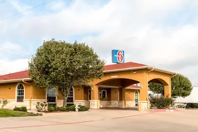 Photo 2 - Motel 6 Alvarado, TX