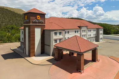 Photo 2 - La Quinta Inn & Suites by Wyndham Ruidoso Downs