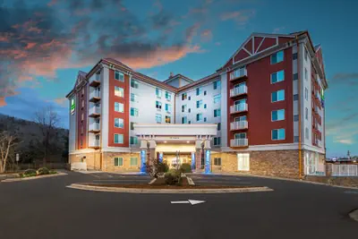 Photo 2 - Holiday Inn Express & Suites Asheville Downtown by IHG