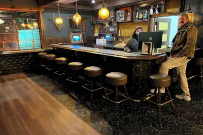 Photo 3 - The Burgundy