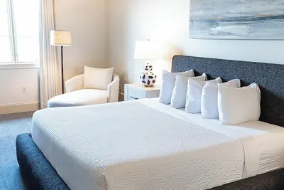 Photo 2 - Carriage House Hotel