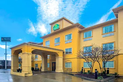 Photo 2 - La Quinta Inn & Suites by Wyndham Fort Smith