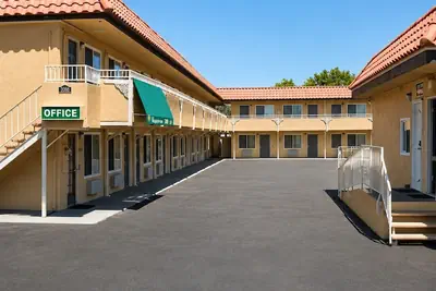 Photo 2 - Vagabond Inn Hemet