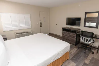 Photo 5 - Crown Motel