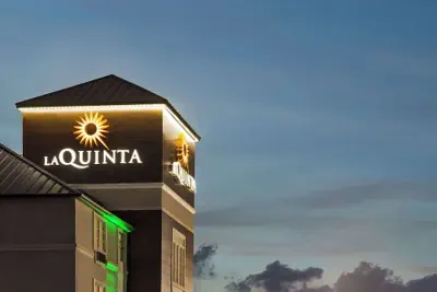 Photo 2 - La Quinta Inn & Suites by Wyndham San Antonio N Stone Oak