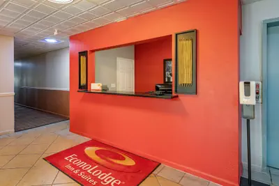 Photo 4 - Econo Lodge Inn & Suites Granite City - St. Louis