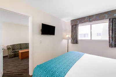 Photo 4 - Howard Johnson Suites by Wyndham San Diego Chula Vista/BayFt
