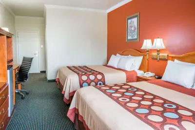 Photo 4 - Super 8 by Wyndham Brookshire TX