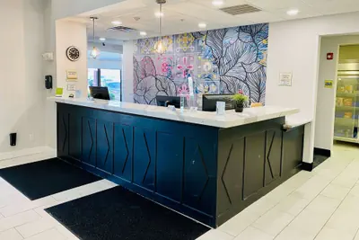 Photo 3 - La Quinta Inn & Suites by Wyndham Mt. Laurel - Philadelphia