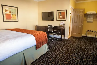 Photo 4 - Marinwood Inn & Suites