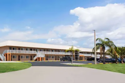 Photo 2 - Travelodge Suites by Wyndham Lake Okeechobee