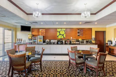 Photo 4 - La Quinta Inn & Suites by Wyndham Dodge City