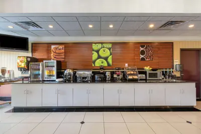 Photo 3 - La Quinta Inn & Suites by Wyndham Dodge City