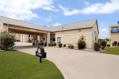 Photo 2 - Days Inn & Suites by Wyndham Llano
