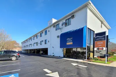 Photo 2 - Hampton Village Inn