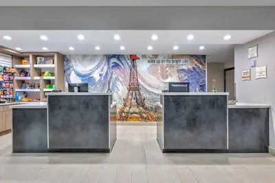 Photo 3 - La Quinta Inn & Suites by Wyndham Paris