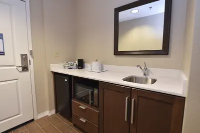 Photo 4 - Hampton Inn & Suites Alexandria