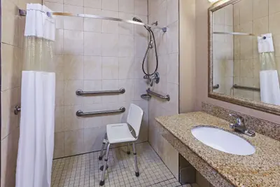 Photo 4 - La Quinta Inn & Suites by Wyndham Pearland - Houston South