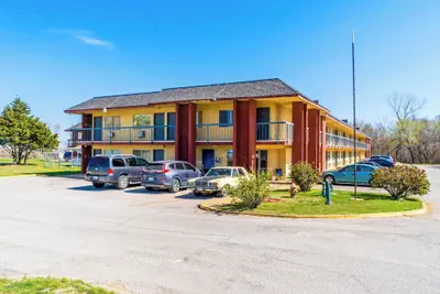 Photo 2 - Castle Inn & Suites By OYO Chickasha