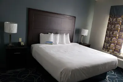Photo 5 - Days Inn & Suites by Wyndham Cleburne TX