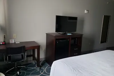 Photo 4 - Days Inn & Suites by Wyndham Cleburne TX