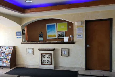 Photo 3 - Days Inn & Suites by Wyndham Cleburne TX