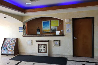 Photo 2 - Days Inn & Suites by Wyndham Cleburne TX