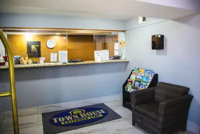 Photo 3 - Town House Extended Stay Hotel Downtown