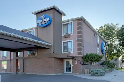 Photo 2 - Town House Extended Stay Hotel Downtown