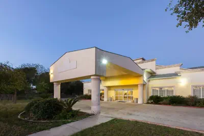 Photo 2 - Days Inn by Wyndham San Antonio at Palo Alto