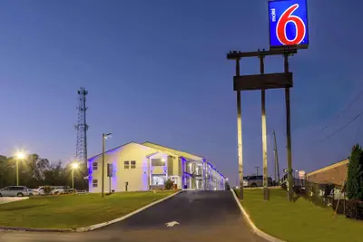 Photo 2 - Motel 6 Commerce, GA
